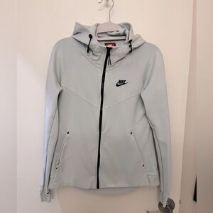 Women’s Nike Zip Up Sweatshirt~ size M